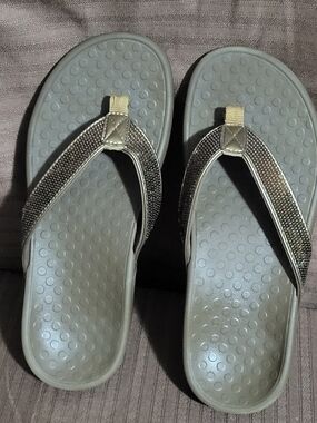 Vionic Women's Metallic Bronze Flip Flop Sandals